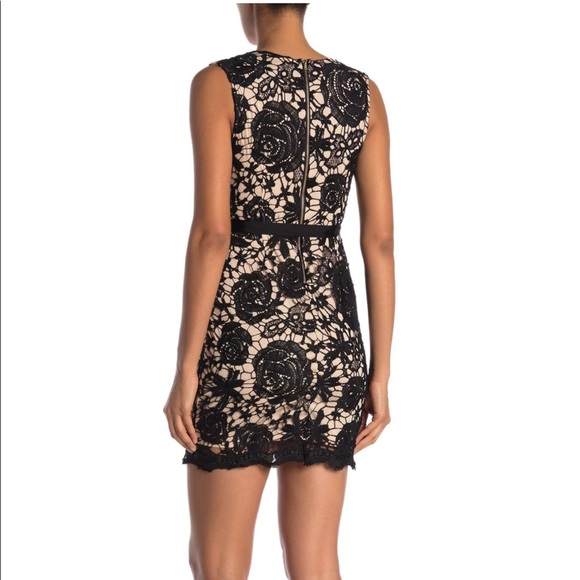 Love x Design | Selma Surplice Lace Dress - Picture 2 of 11